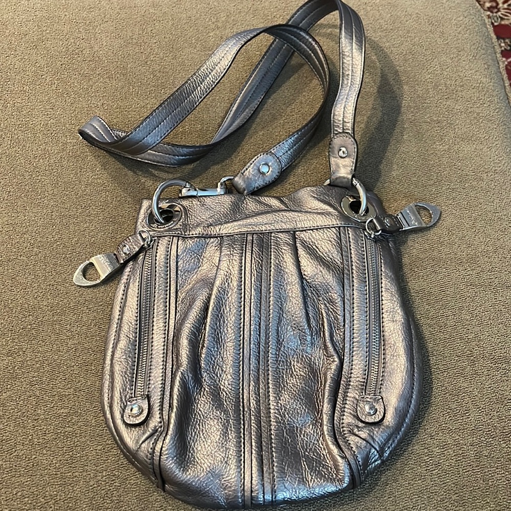 B MAKOWSKY SILVER METALLIC LEATHER CROSSBODY BAG PURSE (TD)